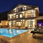 Villa Oeluedeniz 4 Bedroom With Private Pool Hot Tub