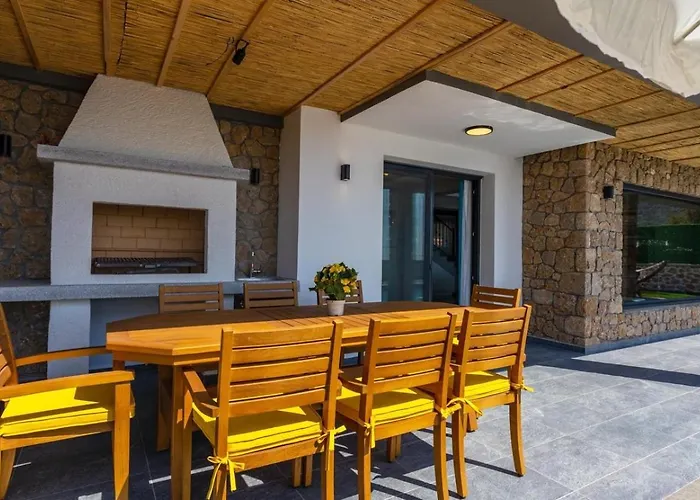Vila Oeluedeniz 4 Bedroom With Private Pool Hot Tub Fethiye