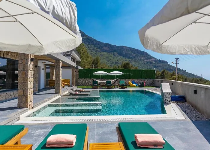 Vila Oeluedeniz 4 Bedroom With Private Pool Hot Tub *